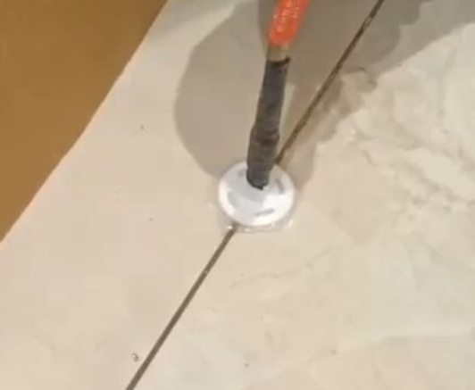龙亭瓷砖空鼓维修公司专业解答瓷砖在铺贴过程中，如果没有涂抹均匀到位的粘结材料（如水泥砂浆或瓷砖胶），可能会导致以下问题